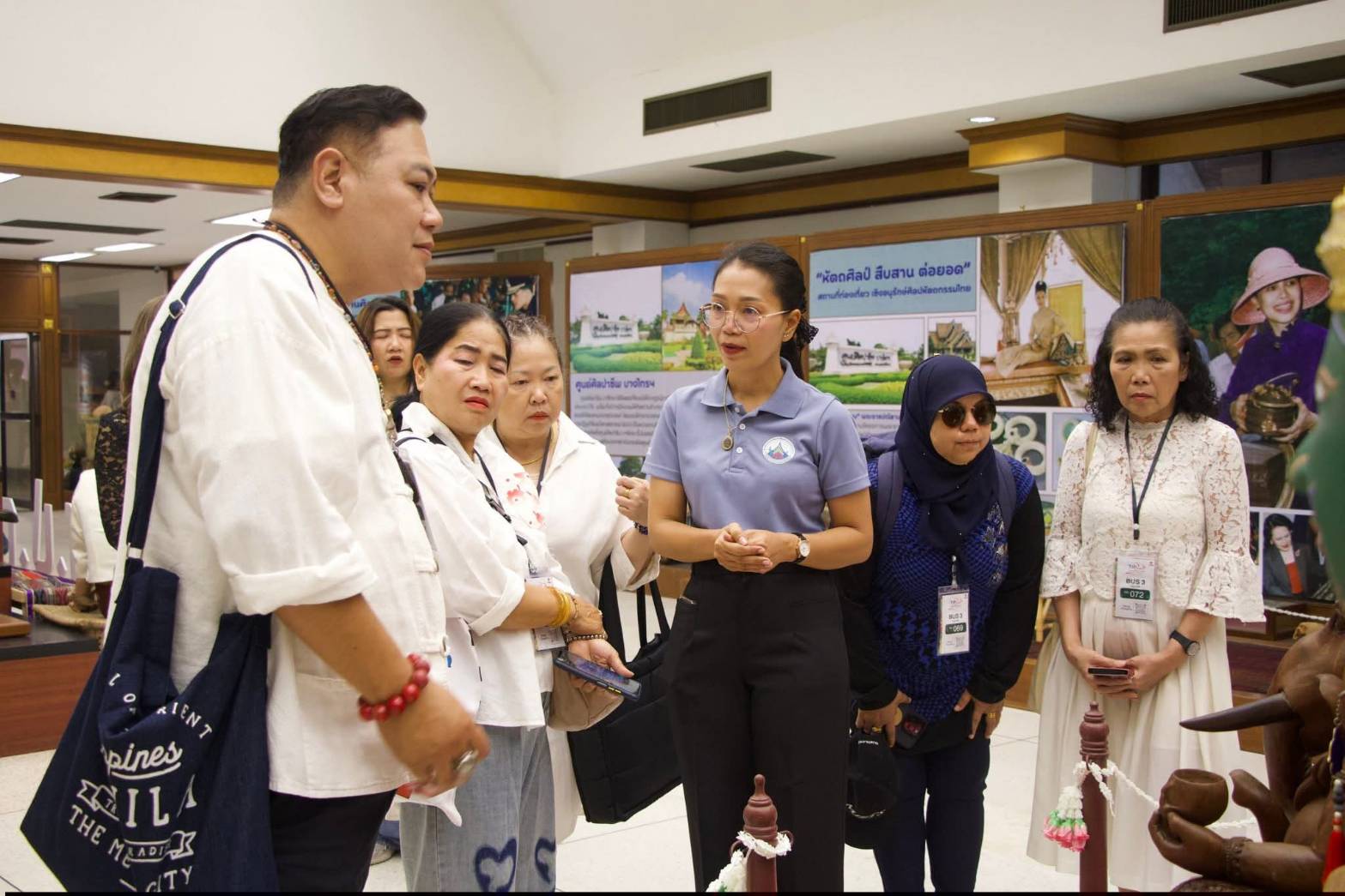 title - ผอ.ศพส. ห้การต้อนรับ คณะผู้บริหาร พนักงาน และสื่อมวลชน จาก บริษัท ทิพยประกันภัย จำกัด (มหาชน) พร้อมนำคณะเข้าเยี่ยมชมนิทรรศการสืบสาน สายธาร สร้างงาน หัตถศิลป์ ณ ศูนย์ส่งเสริมและพัฒนาอาชีพเสริมนอกภาคการเกษตร (ศูนย์ศิลปาชีพ บางไทรฯ (เดิม)) 